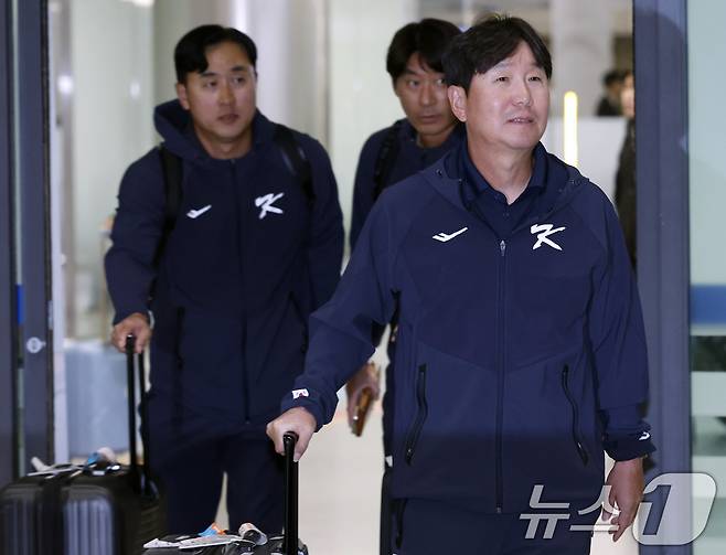 대한민국 야구대표팀 류지현 감독이 사이판 전지훈련을 마치고 21일 오후 인천국제공항을 통해 귀국하고 있다. 2026.1.21 ⓒ 뉴스1 박정호 기자