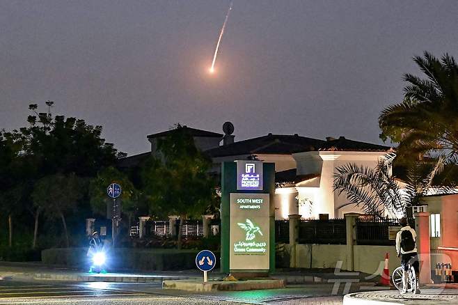28일(현지시간) 두바이 상공에서 미사일로 추정되는 물체가 밝은 섬광과 함께 불꽃 자국을 그리고 떨어지고 있다. 2026.2.28ⓒ AFP=뉴스1