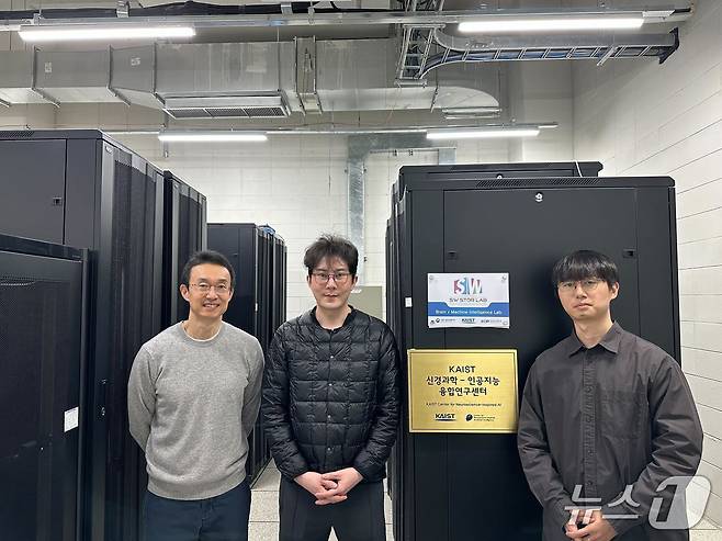 KAIST 뇌인지과학과 연구팀. 왼쪽부터 이상완 교수, 하명훈·성윤도 박사(KAIST 제공) /뉴스1