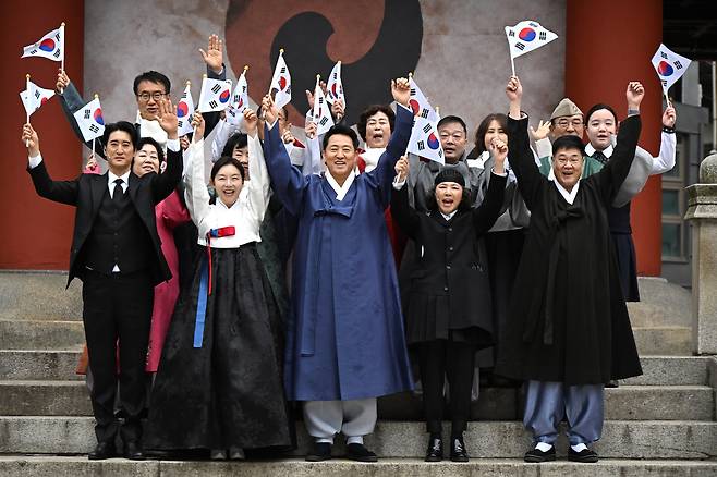 오세훈 서울시장이 1일 보신각 일대에서 열린 제107주년 3.1절 기념 타종행사에서 참석인사와 함께 기념사진을 촬영하고 있다.