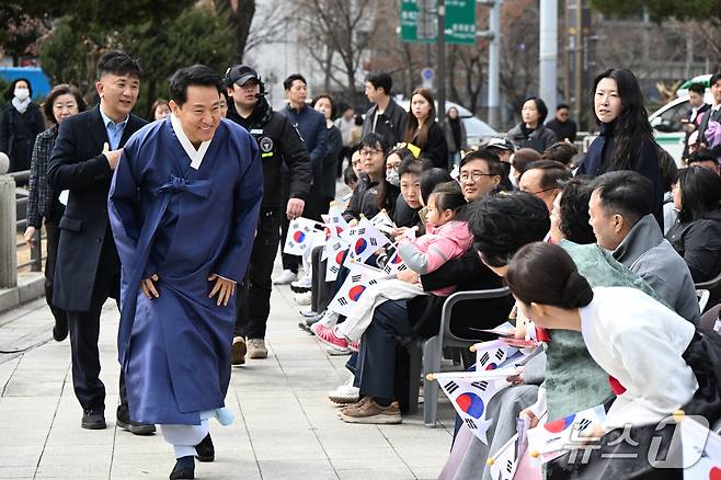 오세훈 서울시장이 1일 보신각 일대에서 열린 제107주년 3.1절 기념 타종행사장에 입장하고 있다.