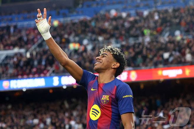 18세230일의 나이로 해트트릭을 달성한 야말ⓒ 로이터=뉴스1