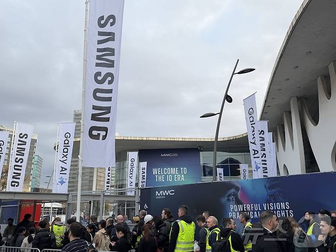 1일(현지시간) 모바일 월드 콩그레스(MWC)2026이 열리는 스페인 바르셀로나 피라 그란 비아 전시장 앞이 입장을 기다리는 있는 인파로 붐비고 있다. 2026.03.01 ⓒ 뉴스1 김민수 기자