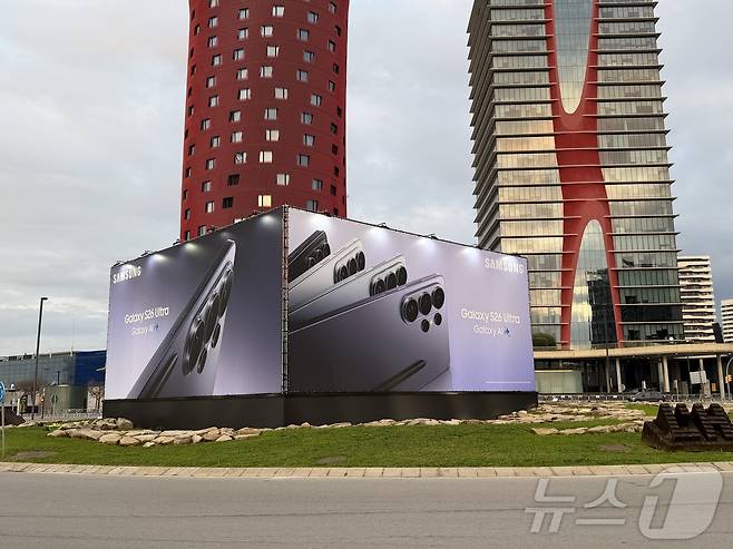 세계 최대 이동통신 전시회 '모바일 월드 콩그레스(MWC) 2026' 개막을 하루 앞둔 1일(현지시간) 스페인 바르셀로나 피라 그란 비아 전시장 앞에 삼성 갤럭시 S26 울트라 대형 광고가 설치돼 있다. 2026.03.01 ⓒ 뉴스1 김민수 기자