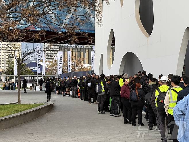1일(현지시간) 모바일 월드 콩그레스(MWC)2026이 열리는 스페인 바르셀로나 피라 그란 비아 전시장 앞에서 입장객이 입장을 기다리고 있다. 2026.03.01 ⓒ 뉴스1 김민수 기자
