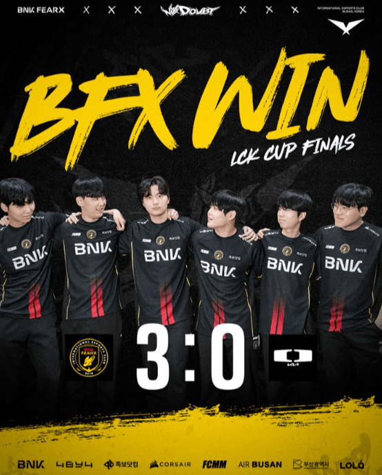창단 3,346일. 하위 리그를 전전하던 팀은 홍콩에서 가장 뜨거운 이름이 됐다. BNK 피어엑스(BFX)가 디플러스 기아(DK)를 3-0으로 완파하고 LCK컵 결승에 오르며 브라질 퍼스트 스탠드 토너먼트(FST) 진출권까지 거머쥐었다. 국제 오프라인 무대는 창단 이후 처음이다.(BNK피어엑스 브라질 퍼스트 스탠드 토너먼트(FST) 진출권 획득). /사진=SNS캡처