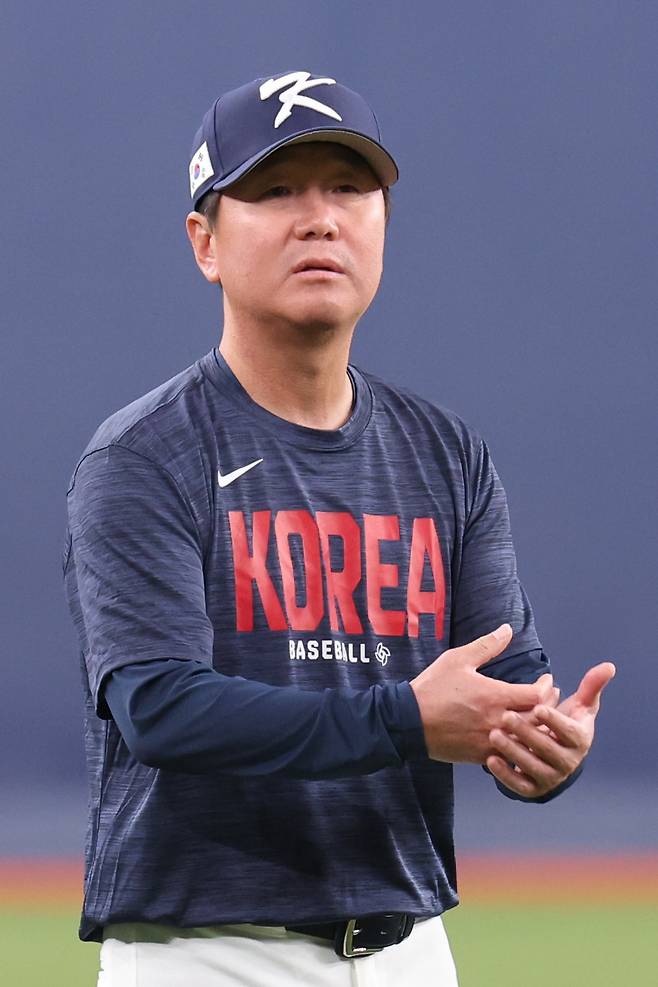 작전 지시하는 류지현 감독

    (오사카=연합뉴스) 임화영 기자 = 월드베이스볼클래식(WBC) 출전을 앞둔 한국 야구 대표팀 류지현 감독이 1일 일본 오사카 교세라돔에서 열린 훈련에서 작전 지시를 하고 있다. 2026.3.1

    hwayoung7@yna.co.kr

(끝)





<저작권자(c) 연합뉴스, 무단 전재-재배포, AI 학습 및 활용 금지>