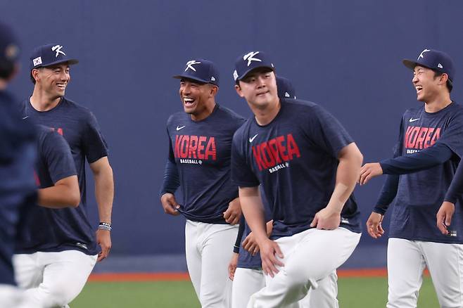 화기애애한 대표팀

    (오사카=연합뉴스) 임화영 기자 = 월드베이스볼클래식(WBC) 출전을 앞둔 한국 야구 대표팀이 1일 일본 오사카 교세라돔에서 훈련을 하고 있다. 2026.3.1

    hwayoung7@yna.co.kr

(끝)





<저작권자(c) 연합뉴스, 무단 전재-재배포, AI 학습 및 활용 금지>