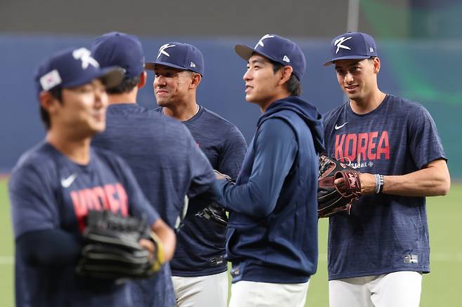 WBC 훈련 돌입한 이정후-저마이 존스-셰이 위트컴

    (오사카=연합뉴스) 임화영 기자 = 월드베이스볼클래식(WBC) 출전을 앞둔 한국 야구 대표팀 이정후, 저마이 존스, 셰이 위트컴이 1일 일본 오사카 교세라돔에서 훈련을 하고 있다. 2026.3.1

    hwayoung7@yna.co.kr

(끝)





<저작권자(c) 연합뉴스, 무단 전재-재배포, AI 학습 및 활용 금지>