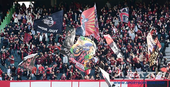 3월 1일 전주월드컵경기장에서 열린 K리그1 전북현대와 부천FC1995의 경기. 열광적으로 부천 응원하는 축구팬들. 전주=송정헌 기자songs@sportschosun.com/2026.03.01/