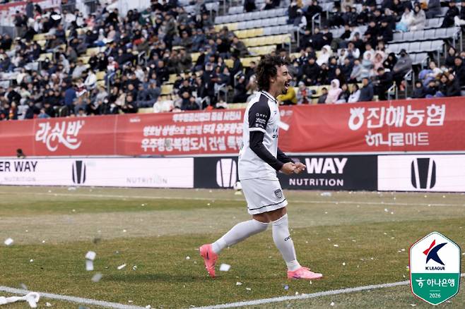 쐐기골을 넣은 뒤 환호하는 전남 발디비아. 사진제공=한국프로축구연맹