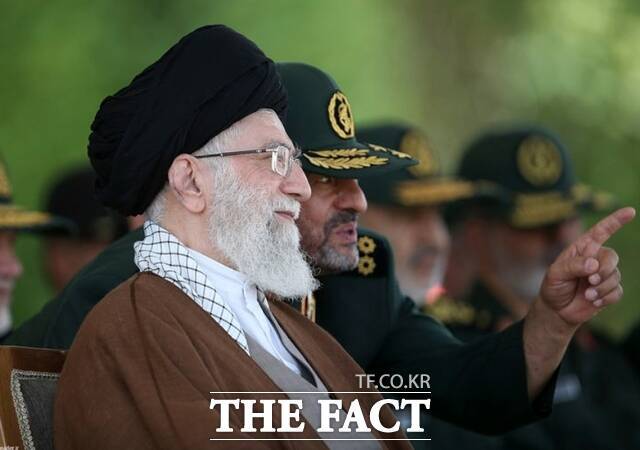 아야톨라 알리 하메네이 최고지도자가 지난달 28일(현지시간) 미국과 이스라엘의 이란 공습으로 사망했다. 사진은 하메네이가 2015년 5월 20일 테헤란에서 혁명수비대(IRGC) 졸업식에 참석해 당시 혁명수비대 사령관 모하마드 알리 자파리의 얘기를 듣고 있는 모습. /테헤란=AP.뉴시스