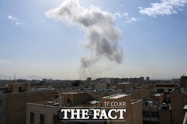 정부는 1일 미국과 이스라엘의 이란 합동 공습 사태와 관련해 "현재 이란에 60여 명, 이스라엘에 600여 명 등이 체류 중"이라며 "금일 현재까지 우리 국민 피해는 없다"고 밝혔다. /AP.뉴시스