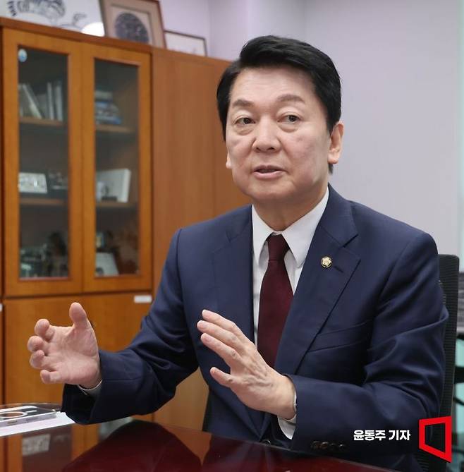 안철수 국민의힘 의원이 이재명 대통령의 분당 아파트 매각 결정에 대해 비판 입장을 밝혔다.