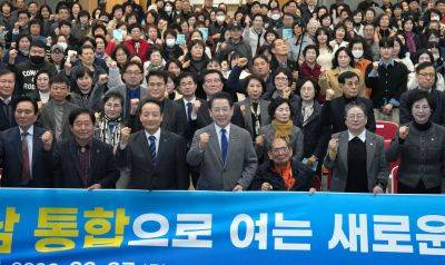 김영록 전라남도지사가 지난달 27일 광주 동구청에서 열린 ‘전남·광주 행정통합 광주 자치구 초청 타운홀미팅(동구)’에서 임택 광주동구청장 등 참석자들과 기념촬영을 하고 있다.