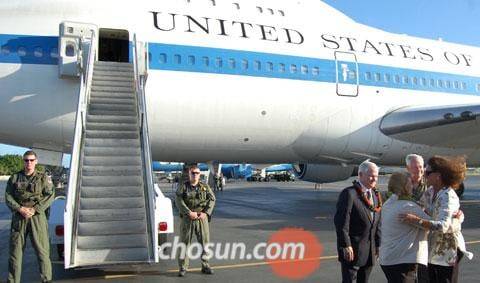 2010년 7월 아시아 순방에 나선 로버트 게이츠 미 국방장관이 18일(현지시각) 하와이의 히캄 공항에 도착해 영접을 받고 있다. 기관총을 멘 군인들이 뒤에 도열해 있다. 게이츠 장관은 한국에 이어 인도네시아를 방문한 후, 워싱턴 DC로 돌아갔다./이하원 기자