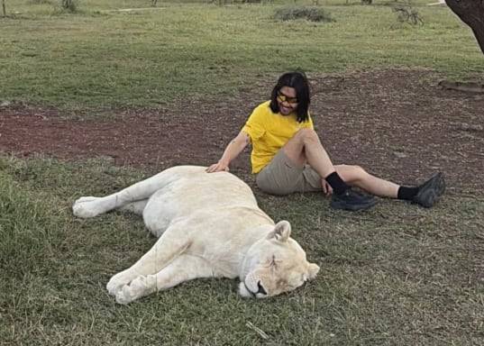 방송인 노홍철이 아프리카 여행 도중 사자와 함께 사진을 찍고 있다. /노홍철 인스타그램