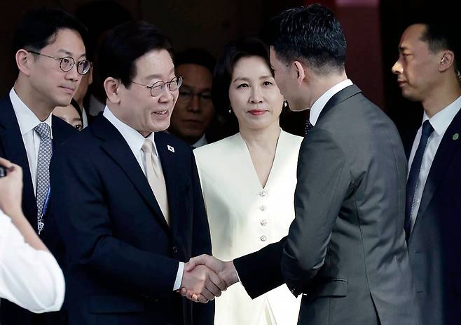 싱가포르를 국빈 방문한 이재명 대통령과 김혜경 여사가 1일(현지 시간) 창이 국제공항에 도착해 환영 인사들과 인사하고 있다./뉴시스