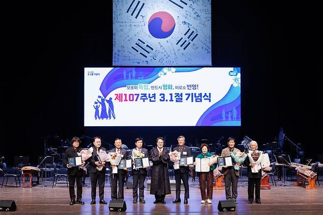 경기아트센터에서 개최된 제107주년 3·1절 기념식에서 김동연 경기도지사와 독립유공 표창 수상자들이 기념촬영을 하고 있다. ⓒ