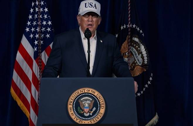 도널드 트럼프 미국 대통령이 28일 새벽 2시반경(미국 동부 시간) 자신의 SNS 트루스소셜에 8분 분량의 영상을 올려 이란에 대한 군사 공격이 시작됐음을 밝히고 있다. 사진=뉴시스