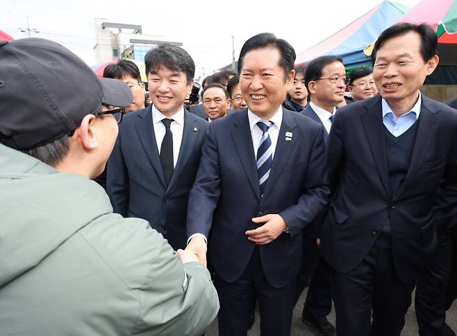 더불어민주당 정청래 대표가 1일 충남 천안시 동남구 병천면 아우내장터를 방문해 주민들과 악수하고 있다. 연합뉴스