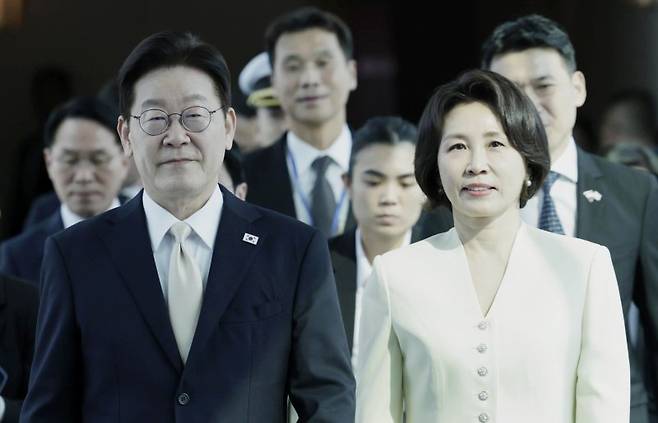 싱가포르를 국빈 방문한 이재명 대통령과 김혜경 여사가 1일(현지 시간) 창이 국제공항에 도착해 이동하고 있다. 뉴시스