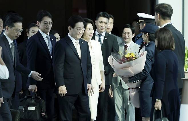 싱가포르 국빈 방문에 나선 이재명 대통령이 1일(현지시간) 싱가포르 창이 국제공항에 도착해 환영객들과 인사를 나누고 있다. 뉴스1