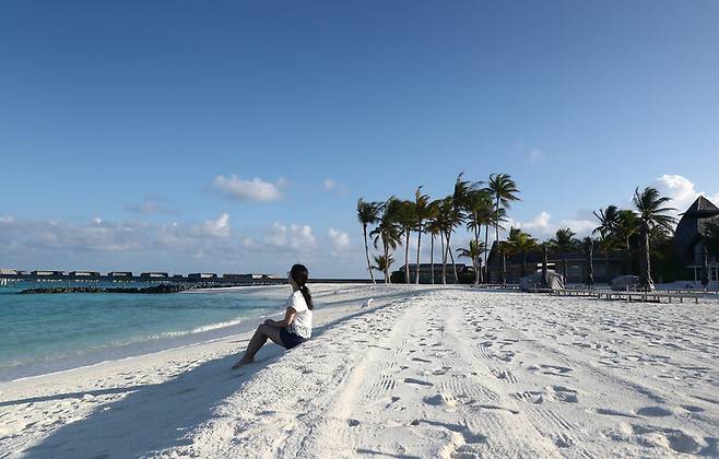 ‘세인트 레지스 몰디브 보믈리 리조트’ 해변에서 망중한을 즐기는 여행객. 박미향 기자