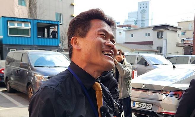 한국사 강사 출신 보수 유튜버 전한길씨(왼쪽)가 27일 낮 서울 동작경찰서 앞에서 기자회견을 마친 뒤 경찰서 안으로 향하고 있다. 장종우 기자 whddn3871@hani.co.kr