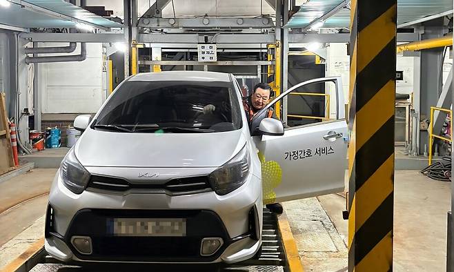 병원 주차 타워에서 대리 주차 서비스를 제공하는 박경식씨가 출근하자마자 타워 안에 주차해둔 가정간호 방문 차량을 꺼내고 있다. 남궁인 제공