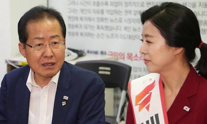 2018년 6월8일 홍준표 당시 자유한국당 대표가 서울 송파구을 국회의원 재보궐선거에 출마한 배현진 후보 사무실에서 배 후보를 격려하는 발언을 하고 있다. 연합뉴스