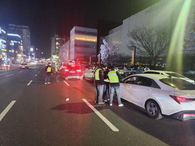 충남경찰이 1일 천안시 도로에서 폭주·난폭운전을 단속하고 있다. 충남경찰청 제공