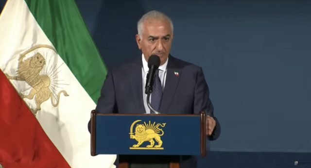 팔레비 왕조의 마지막 왕세자였던 레자 팔레비가 1월 16일 미국 워싱턴에서 기자회견을 하고 있다. 팔레비 유튜브 캡처