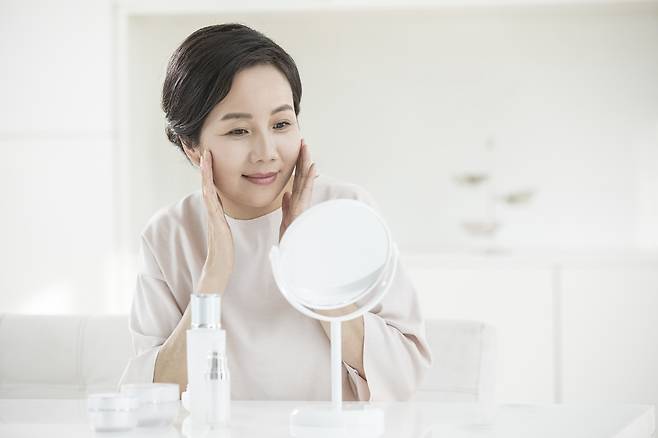 나이가 들면 얼굴뼈가 커진 것처럼 보이지만, 실제로 두개골이 계속 자라는 것은 아니다./사진=클립아트코리아