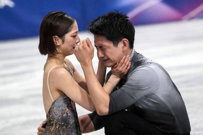 일본의 미우라 리쿠(왼쪽)·기하라 류이치 조가 17일(한국 시각) 이탈리아 밀라노 아이스 스케이팅 아레나에서 열린 2026 밀라노 코르티나 동계올림픽 피겨 페어 프리스케이팅에서 연기를 마친 뒤 오열하는 모습. 둘은 세계 신기록인 158.13점을 받아 총점 231.24점으로 금메달을 따냈다. [EPA=연합뉴스]