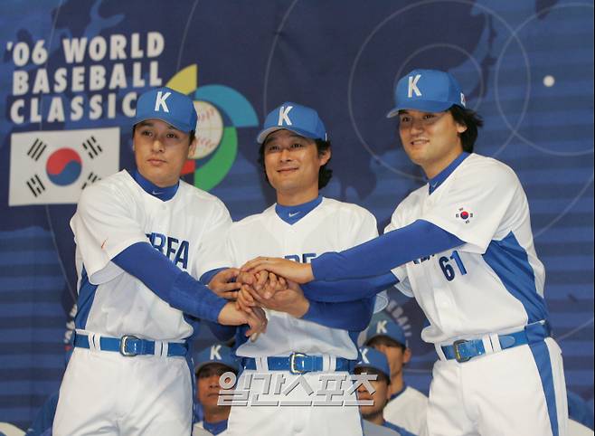 2006 WBC 국가대표팀 기자회견 및 유니폼 발표회 왼쪽부터 이승엽, 주장 이종범, 박찬호. [사진 일간스포츠 DB]