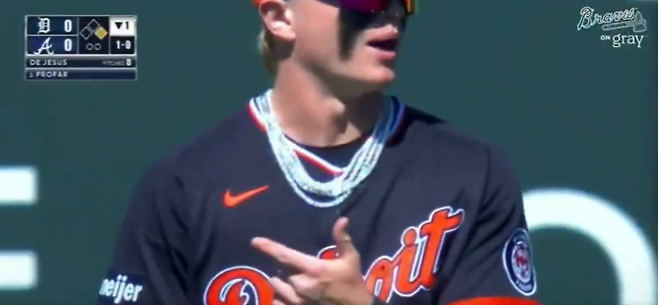 디트로이트 타이거즈 유망주 맷 클락이 목걸이를 착용하고 경기에 나섰다. [사진 엑스 갈무리]