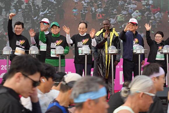 구미 박정희 마라톤 대회 개막식에 참석한 추경호 의원(가운데) [사진=추경호 의원실]