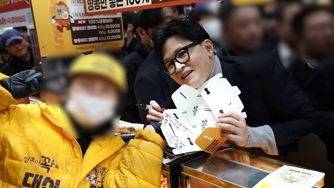 시민과 기념 촬영을 하는 한 전 대표. (한 전 대표 페이스북)