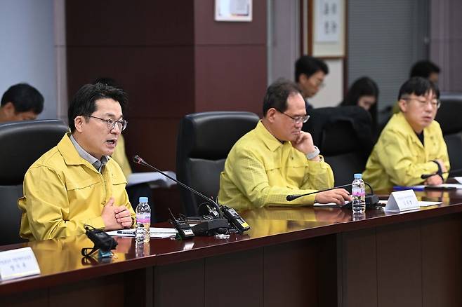 1일 서울 종로구 한국무역보험공사에서 문신학 산업부 차관(왼쪽) 주재로 이란 사태 실물경제 점검회의가 열리고 있다. 사진 산업부