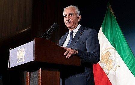 미국 워싱턴DC에서 기자회견을 하는 팔레비 전 왕세자. AP=연합뉴스