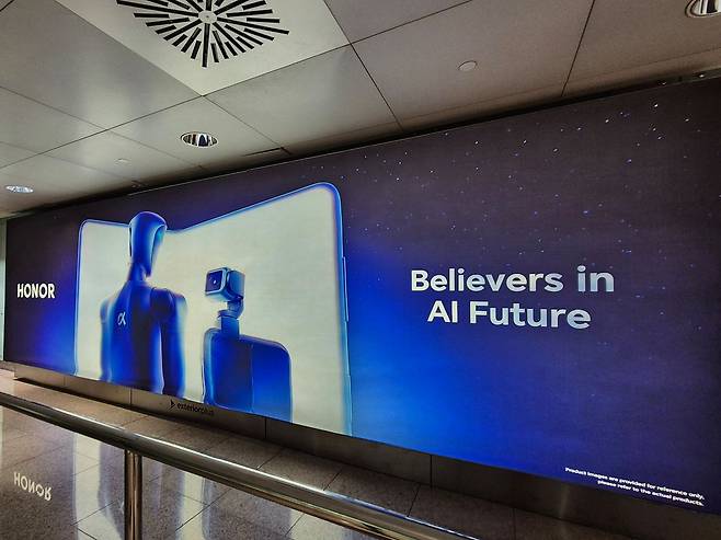 스페인 바르셀로나 공항과 도심에 대형 옥외 광고를 설치한 중국 스마트폰 업체 아너. 이번 MWC에서 짐벌 카메라 시스템이 장착된 '로봇폰'을 공개할 예정이다. 사진 어환희 기자