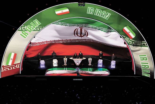 지난해 12월 5일 미국 워싱턴DC에서 열린 2026 북중미월드컵 본선 조 추첨식에서 섀킬 오닐이 포트에서 이란을 뽑고 있다. [로이터=연합뉴스]