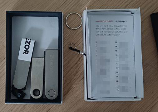 국세청이 지난달 26일 고액체납자 추적 특별기동반 성과 보도자료에 첨부한 체납자로부터 압류한 콜드 월렛과 니모닉 코드 추정 문구. 사진 국세청 보도자료 재가공