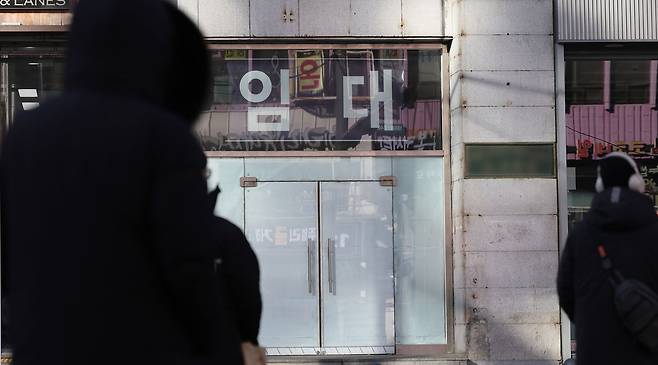 지난달 25일 서울 종로2가 대로변 건물에 임대 문구가 붙어 있다. 이날 국가데이터처의 국가통계포털(KOSIS)에 따르면 지난해 전국 자영업자 수는 562만 명으로 전년보다 3만8000명 줄었다. 뉴스1