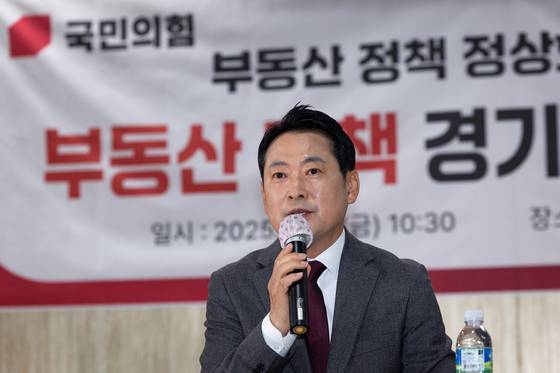 장동혁 국민의힘 대표가 지난해 11월 7일 경기 용인시 수지구 내 한 아파트 커뮤니티센터에서 열린 부동산 정책 정상화 특별위원회 - 부동산 대책 경기도 현장 간담회에서 모두 발언을 하고 있다. 뉴스1