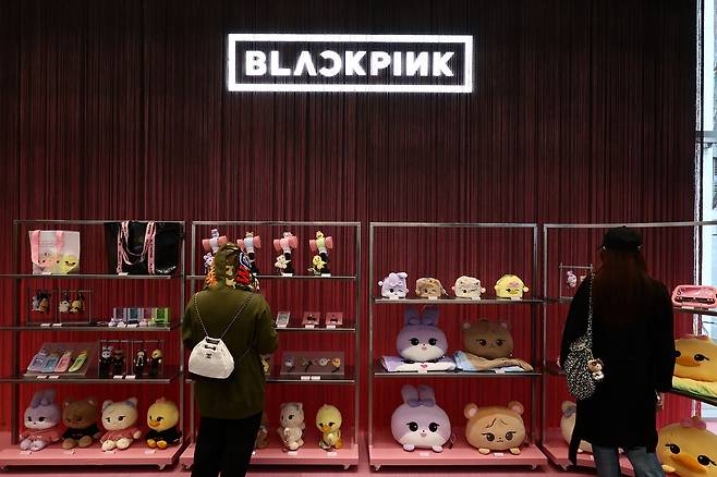 1일 서울 중구 명동 무신사 스토어에서 열린 블랙핑크 새 미니앨범 '데드라인'(DEADLINE) 발매 기념 팝업스토어에서 방문객들이 매장을 둘러보고 있다. [사진 연합뉴스]