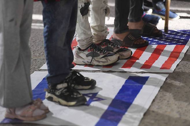 현지시간 28일 파키스탄 카라치에서 미국과 이스라엘을 규탄하는 시위 중 사람들이 미국과 이스라엘 국기를 밟고 있다. EPA=연합뉴스