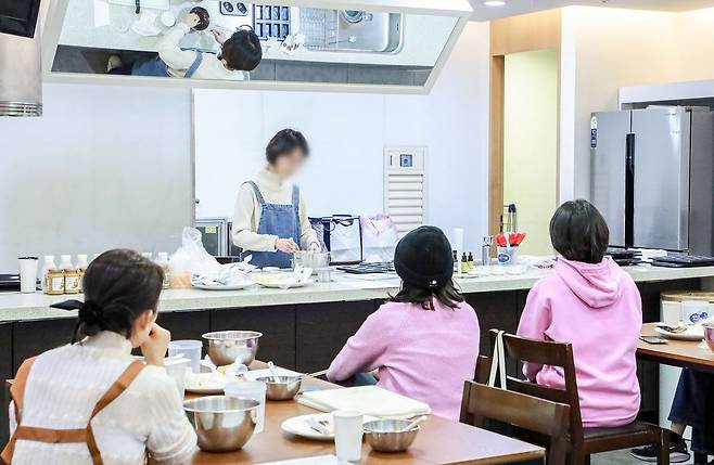 지난달 서울 강남구에 위치한 현대백화점 무역센터점 문화센터에서 베이킹 원데이 클래스가 진행되는 모습. 사진 현대백화점