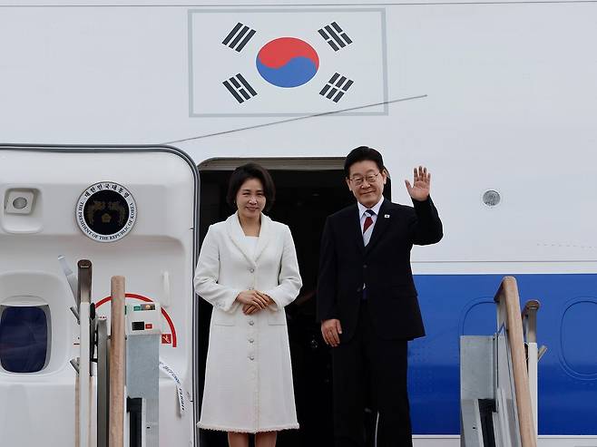 싱가포르, 필리핀 국빈 방문에 나서는 이재명 대통령과 김혜경 여사가 1일 오전 경기 성남시 서울공항에서 출국에 앞서 환송객들에게 손을 흔들고 있다. 청와대사진기자단